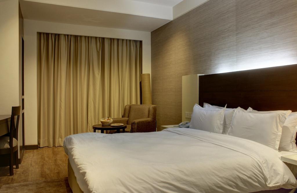 Aavaa Surya Continental Hotel Nova Deli Quarto foto